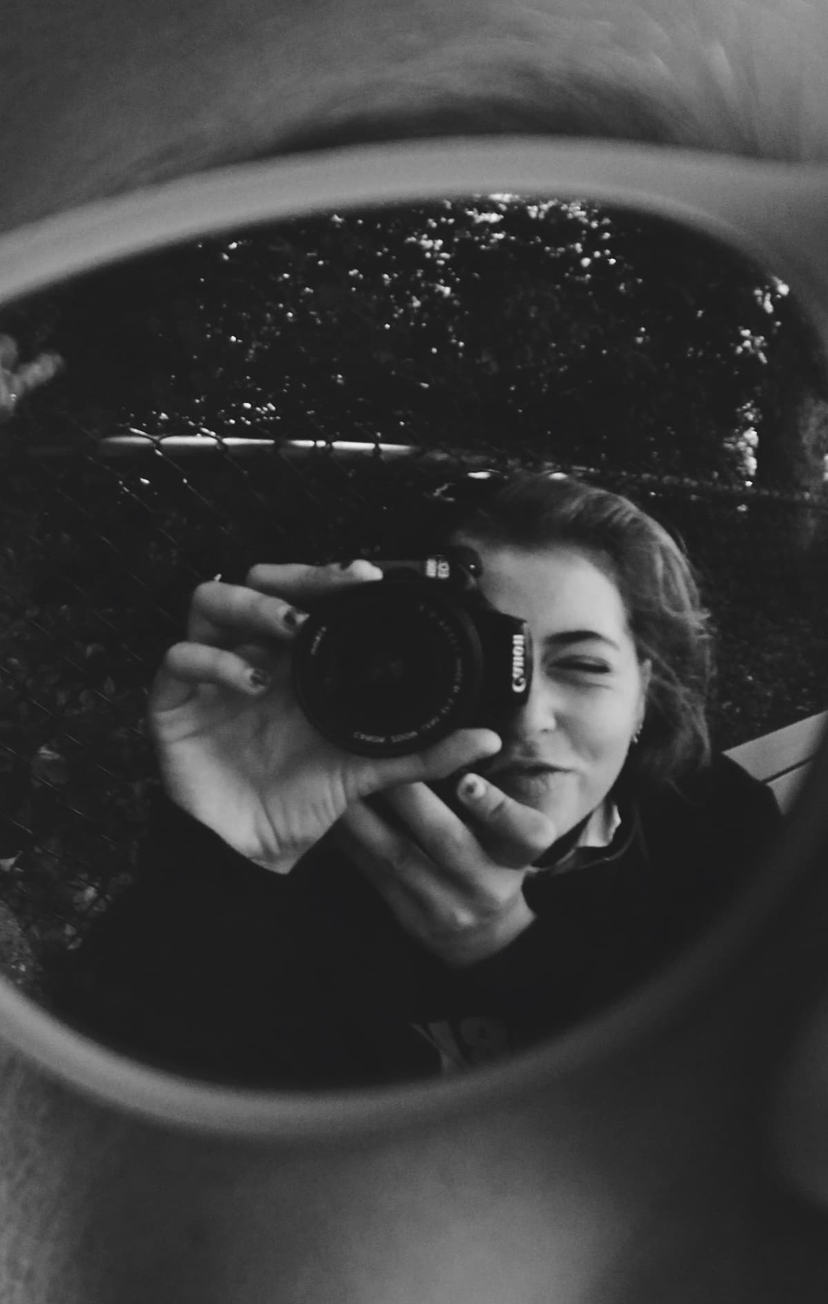 Berta Palahí amb la càmera a Girona